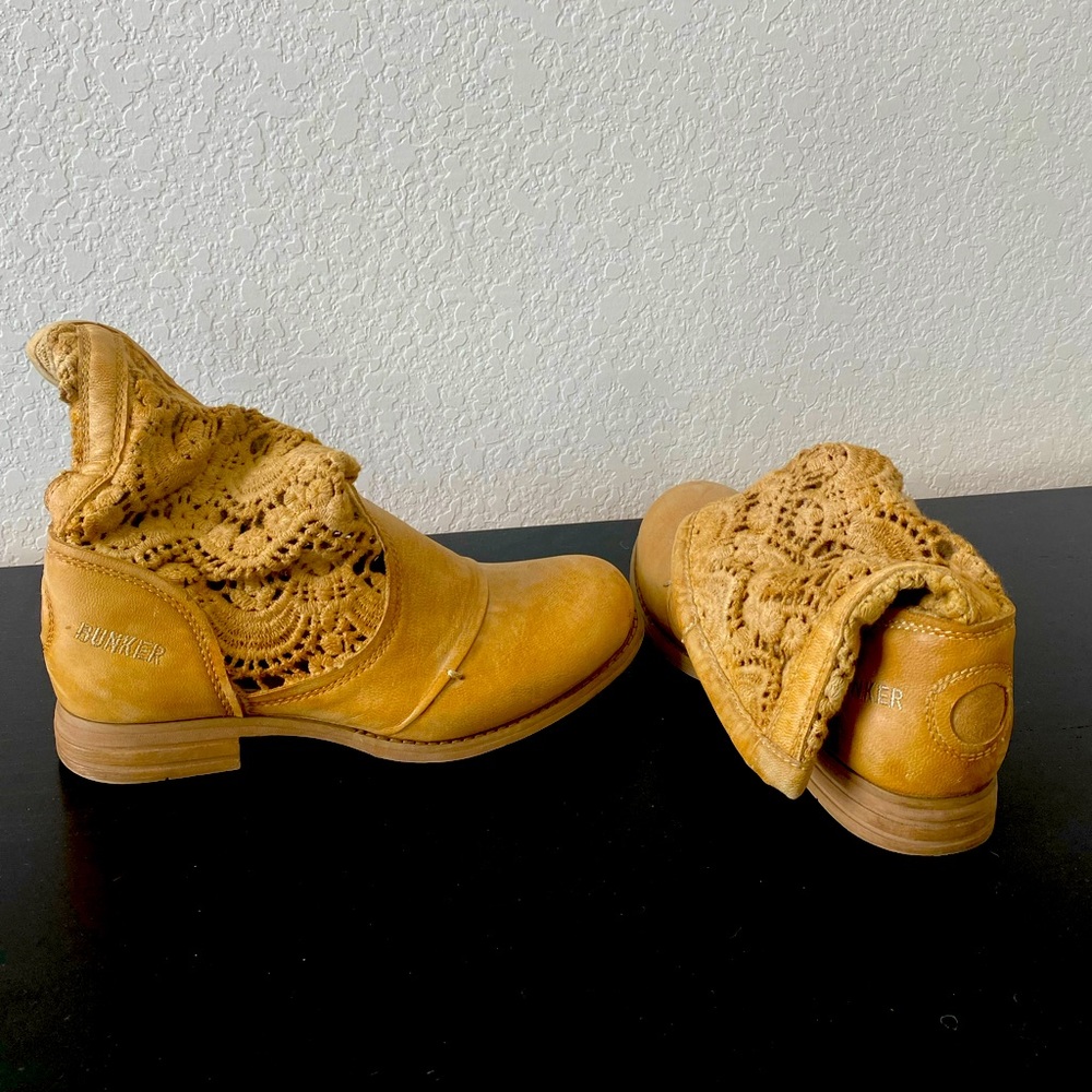 Bunker brand Beige Lace Booties Size 8 - runs big!
